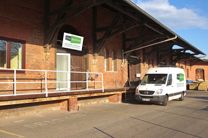 Gebäude mit Werkstattwagen